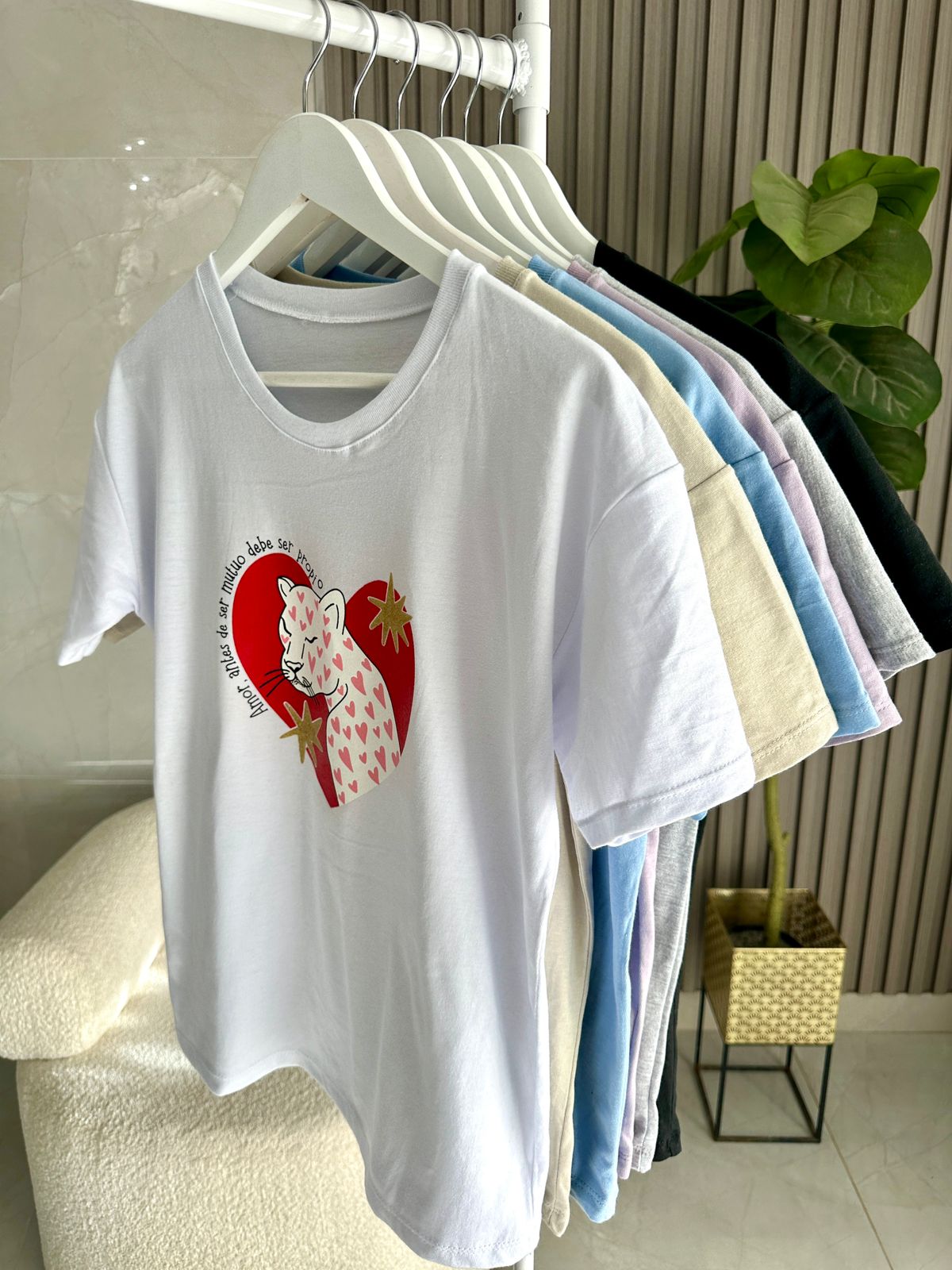 Remera leopardo corazones