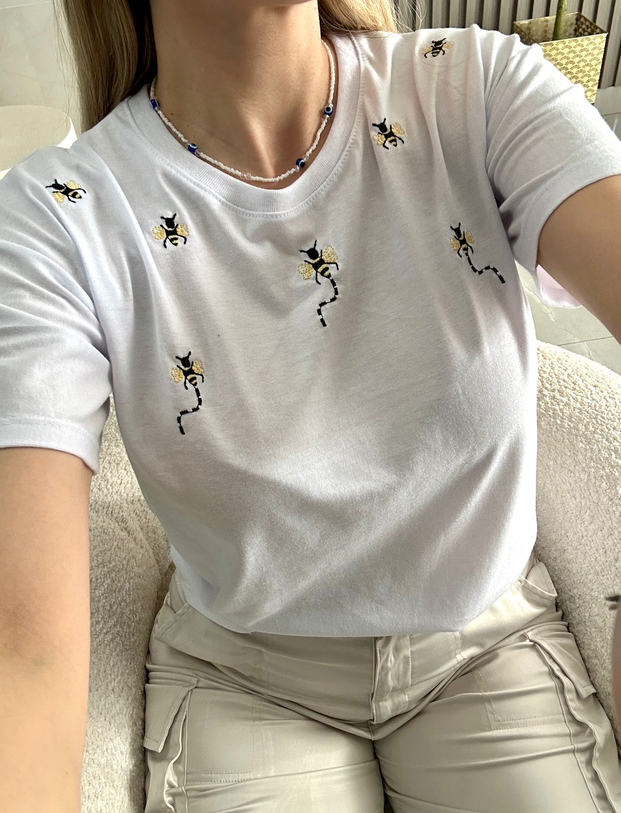 Remera abejas bordadas