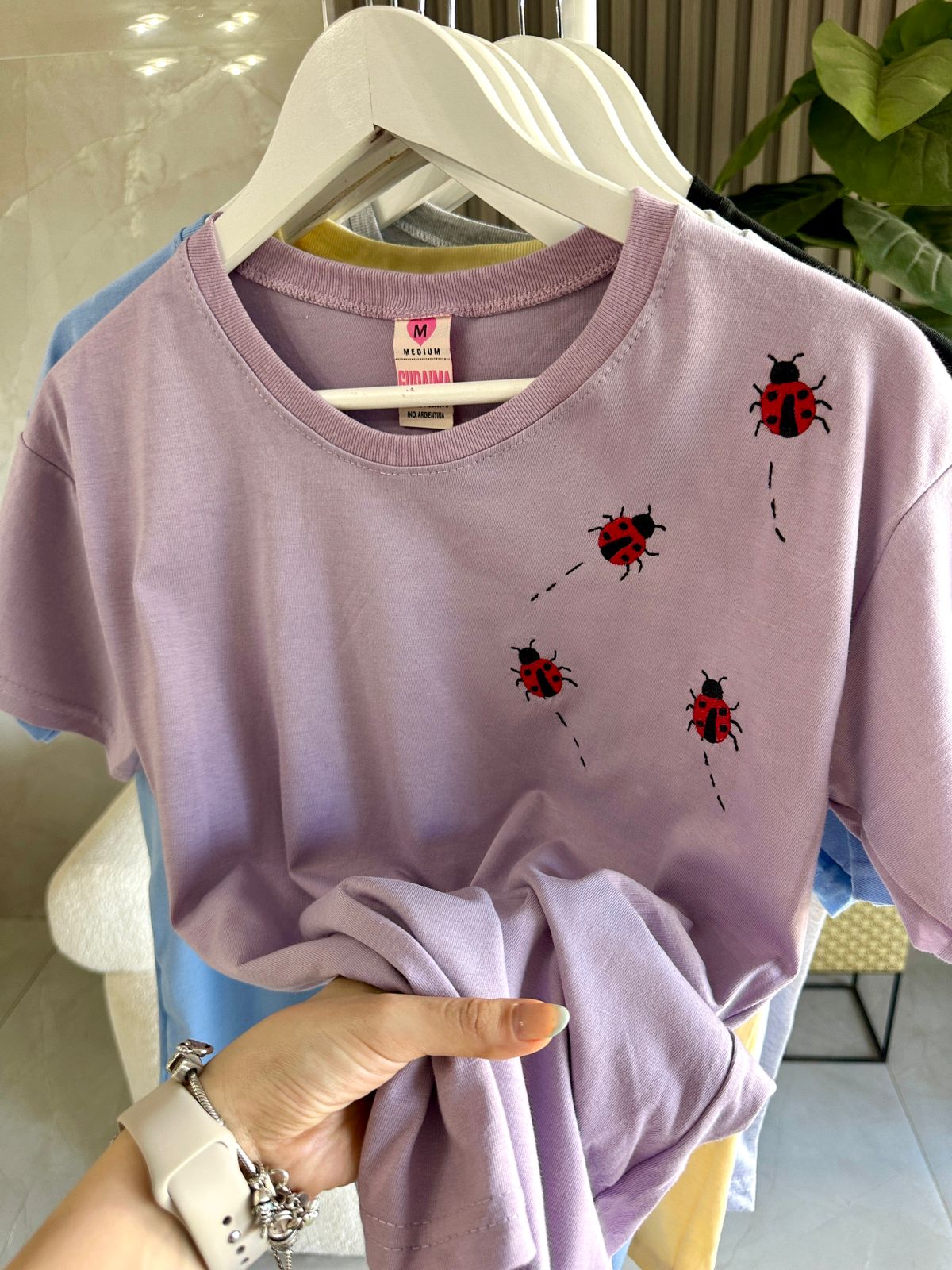Remera bordada vaquita de san Antonio