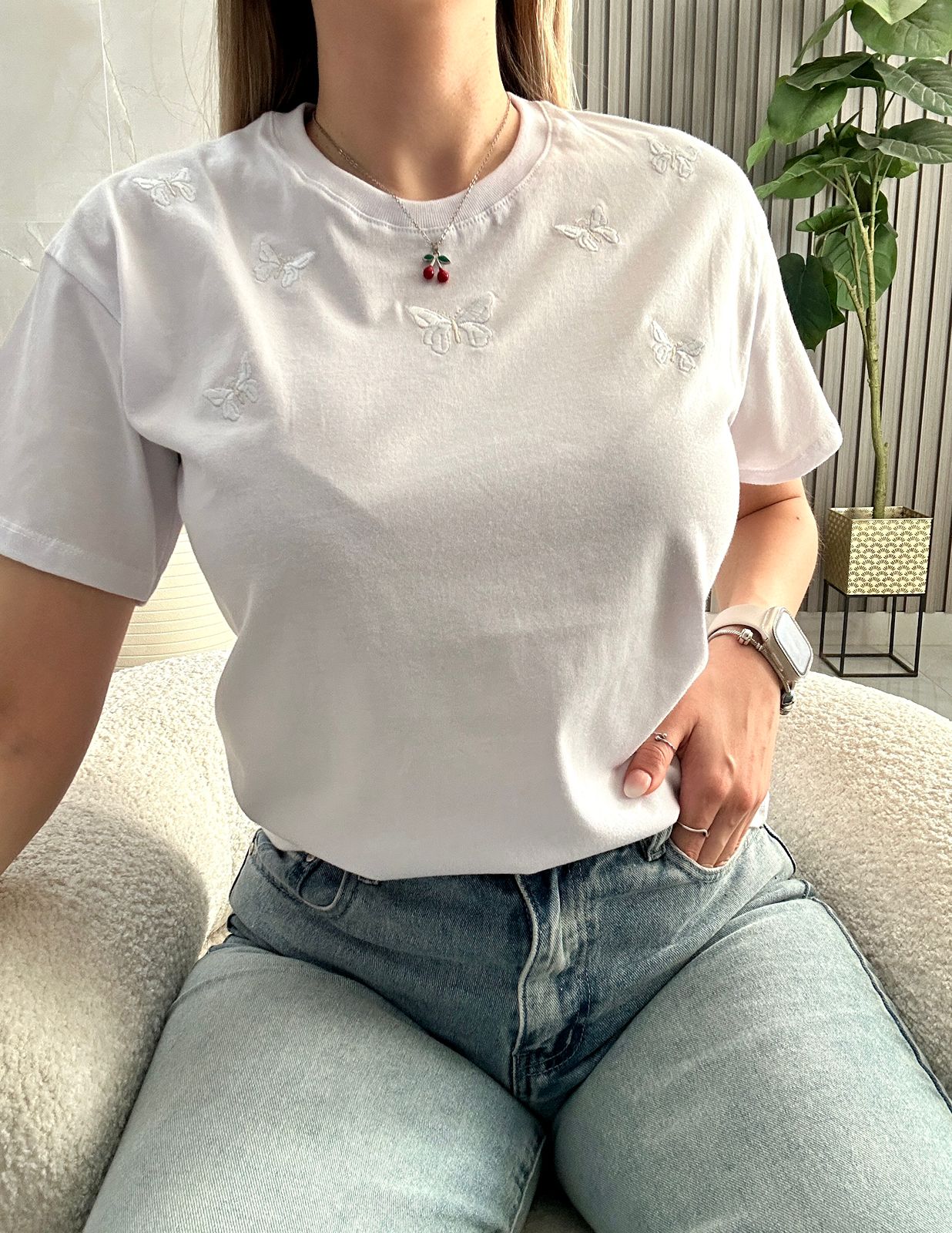 Remera mariposas bordada