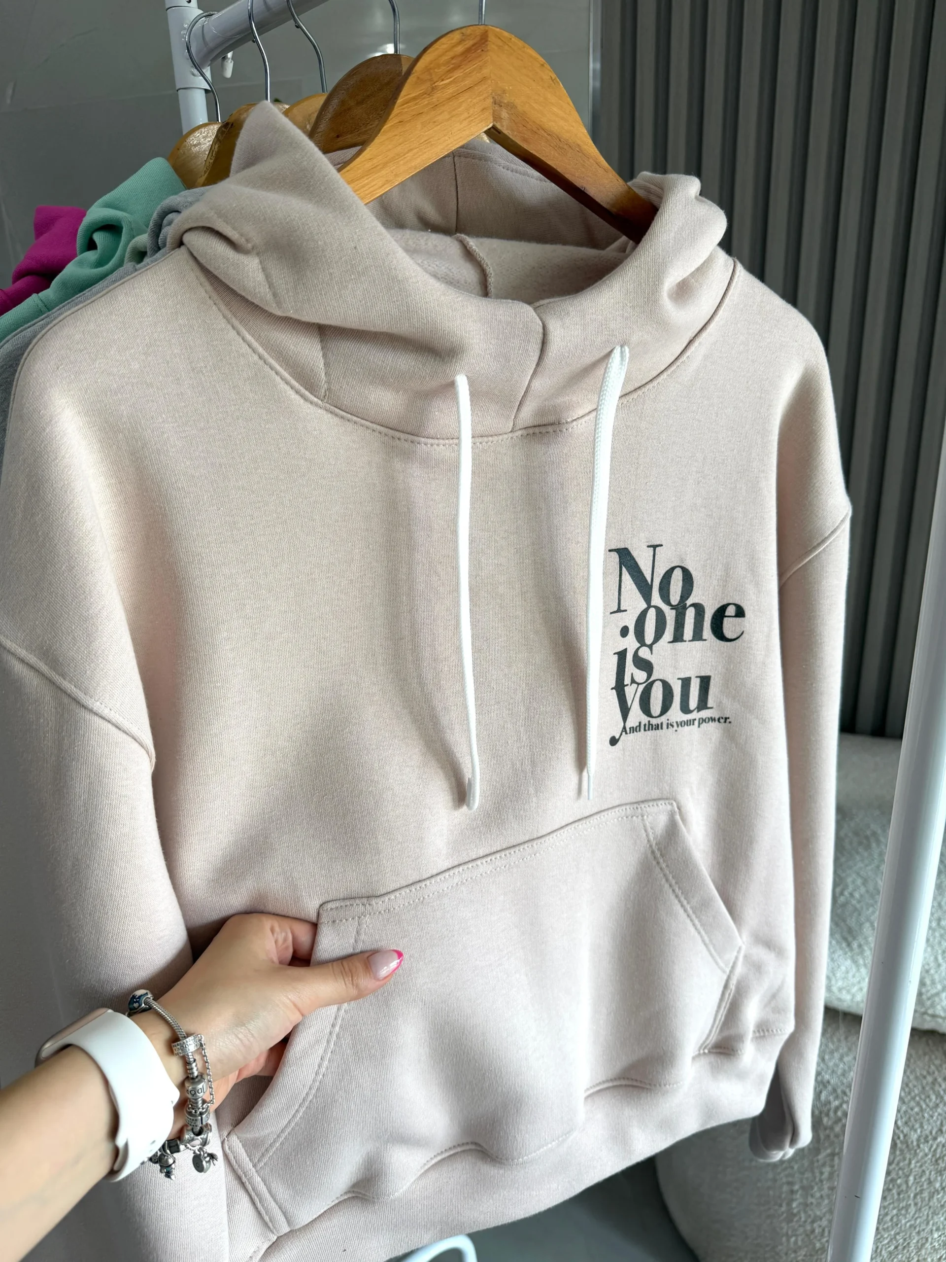 Alternative view of Buzo canguro NO ONE IS YOU