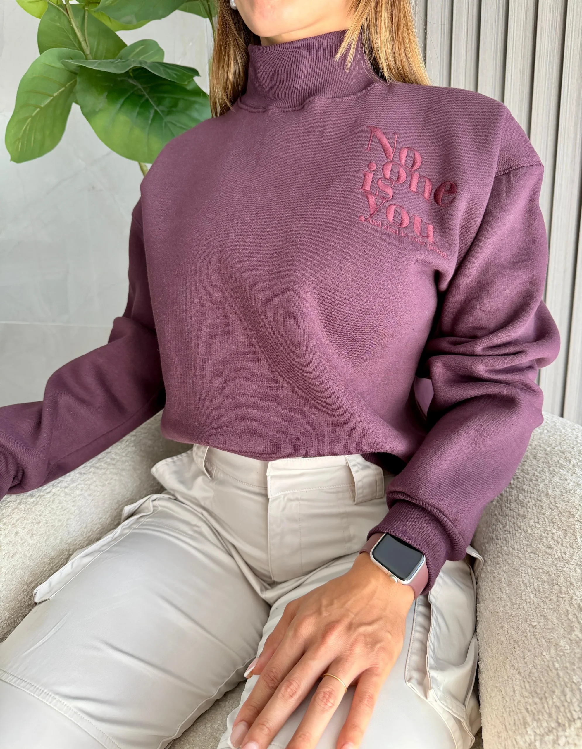 Buzo cuello alto NO ONE IS