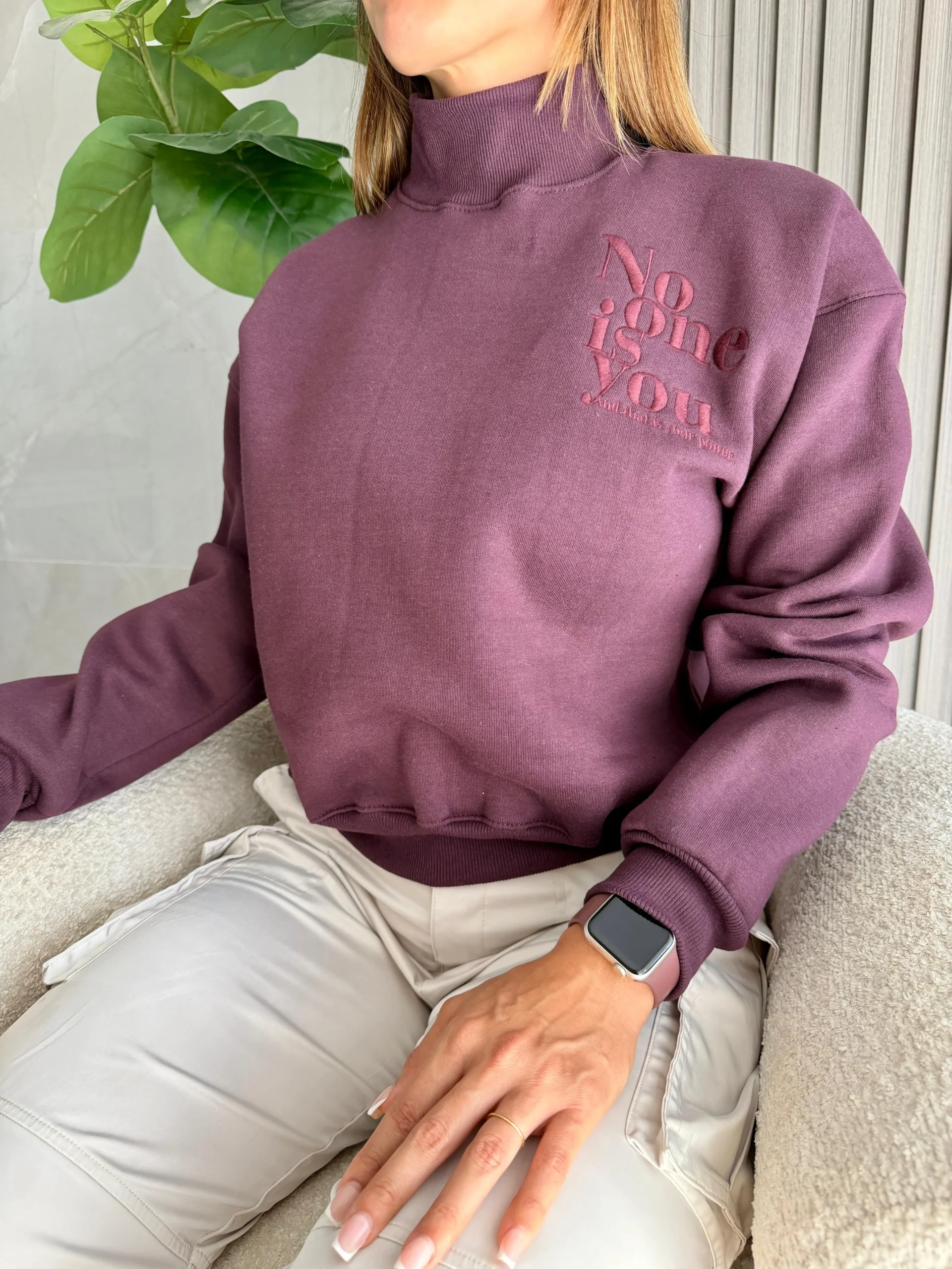 Alternative view of Buzo cuello alto NO ONE IS