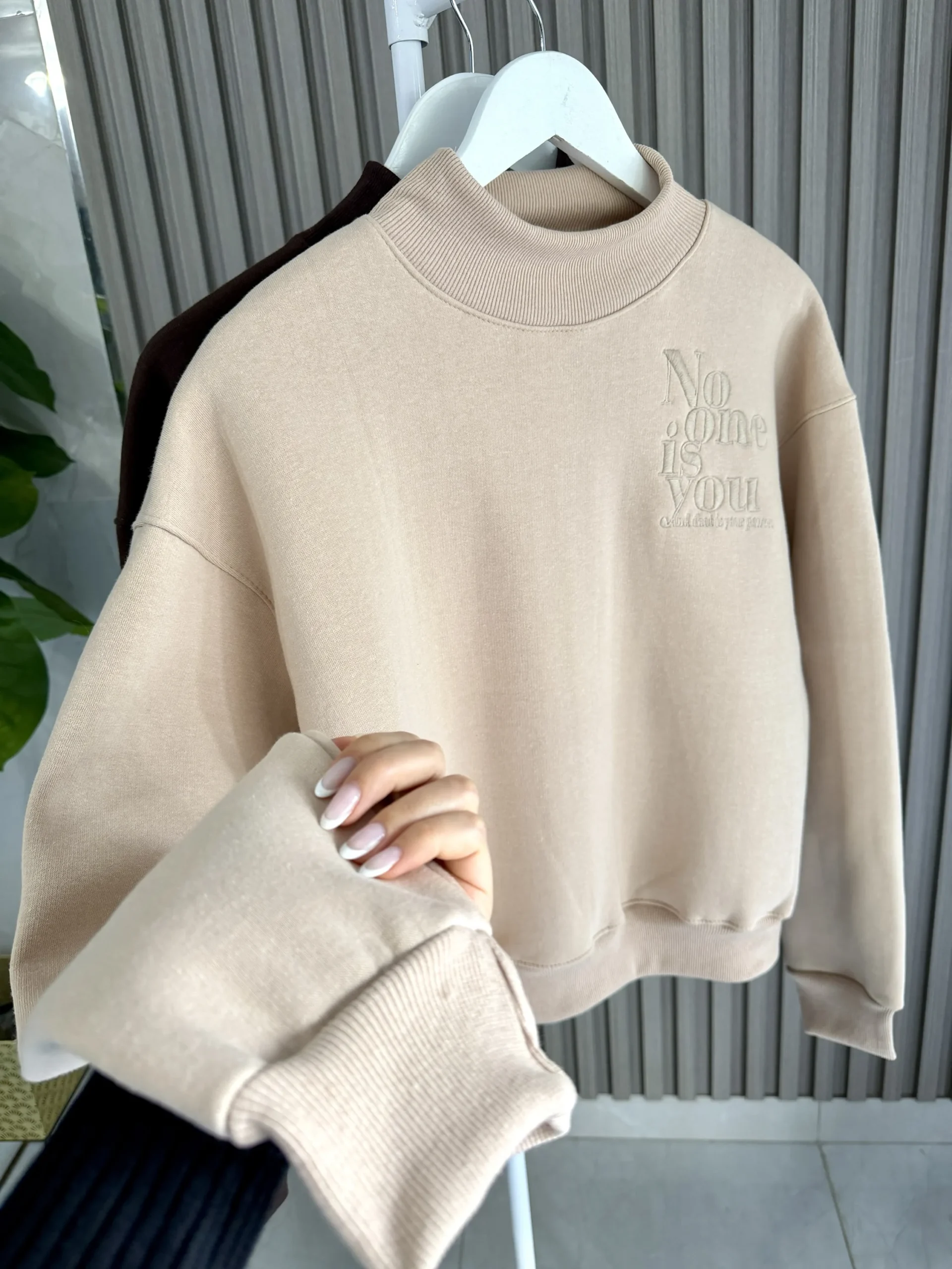 Alternative view of Buzo cuello alto NO ONE IS