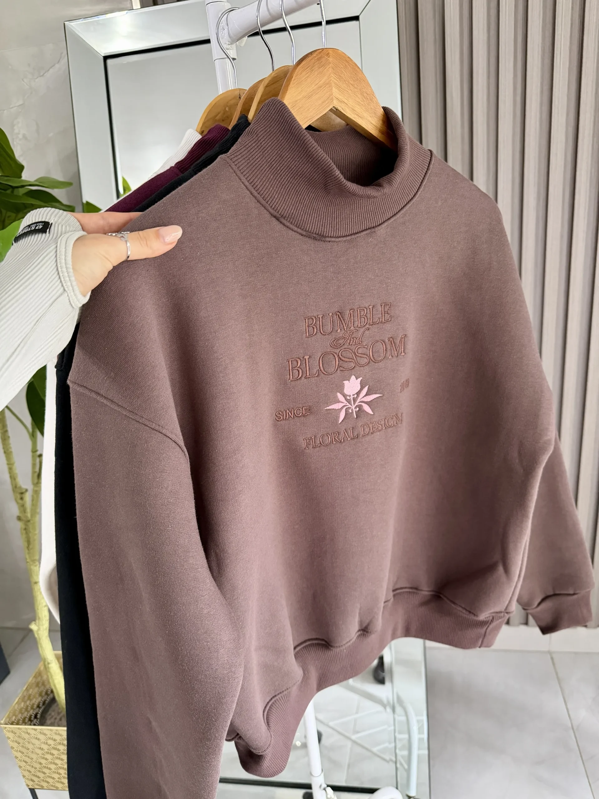 Buzo cuello alto FLORAL DESIGN - Image 5