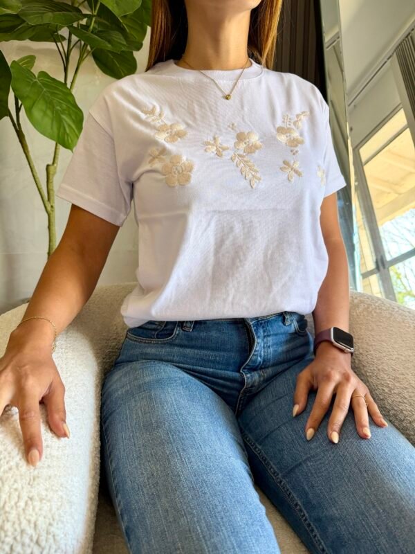 Remera Bordada FLORES - Imagen 4