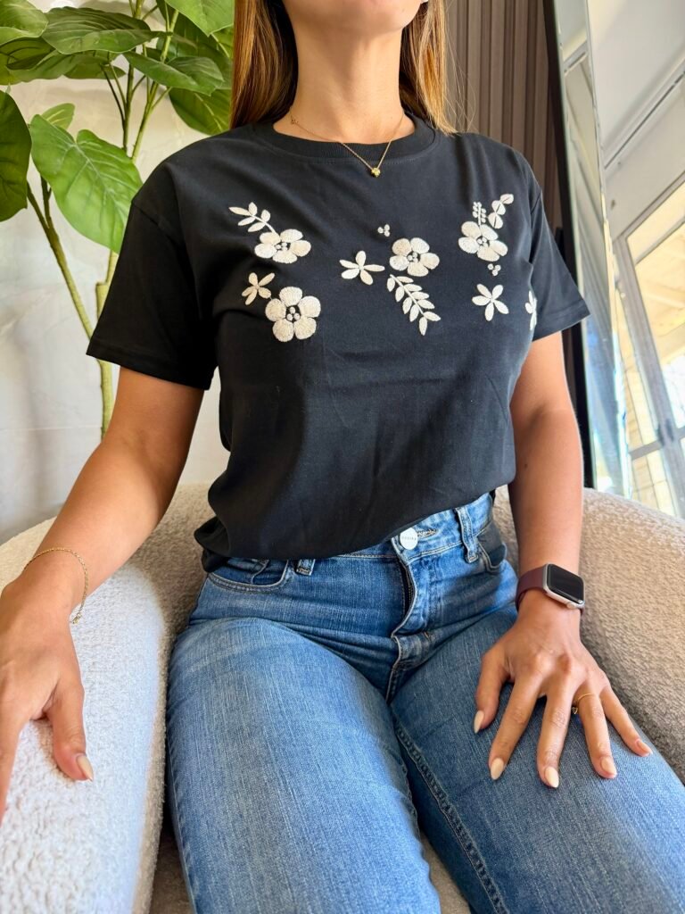 Remera Bordada FLORES