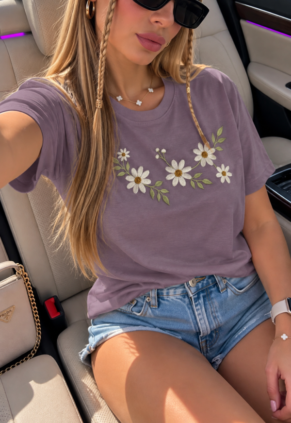 Remera bordada MARGARITAS - Imagen 2