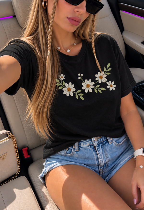 Remera bordada MARGARITAS - Imagen 3